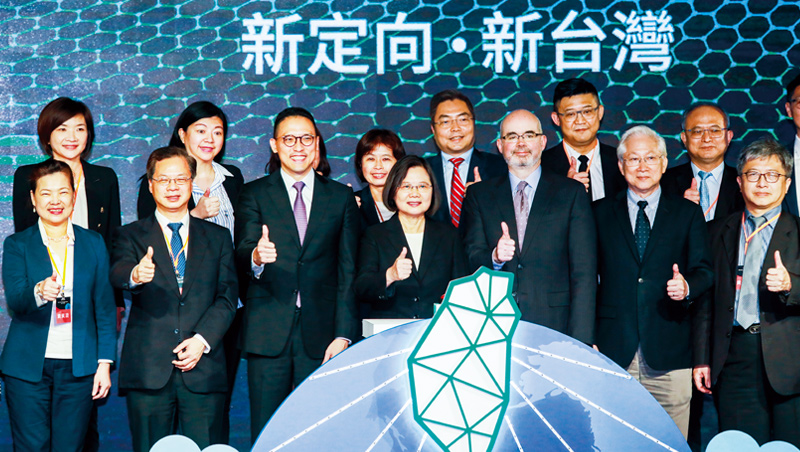 微軟宣布在台設資料中心，總統蔡英文（前左4）也出席。台灣微軟總經理孫基康（前左3）表示，這將加速台灣企業導入雲端服務，帶來破壞性創新。